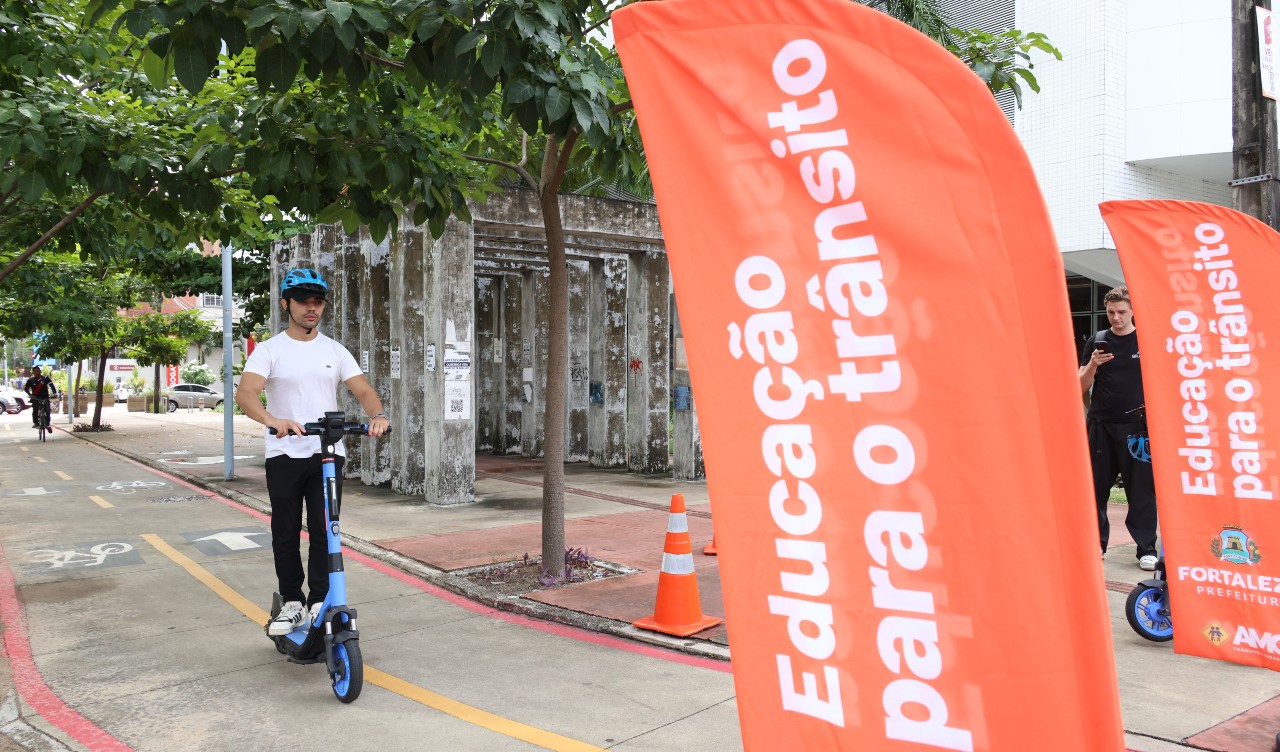 homem andando de patinete